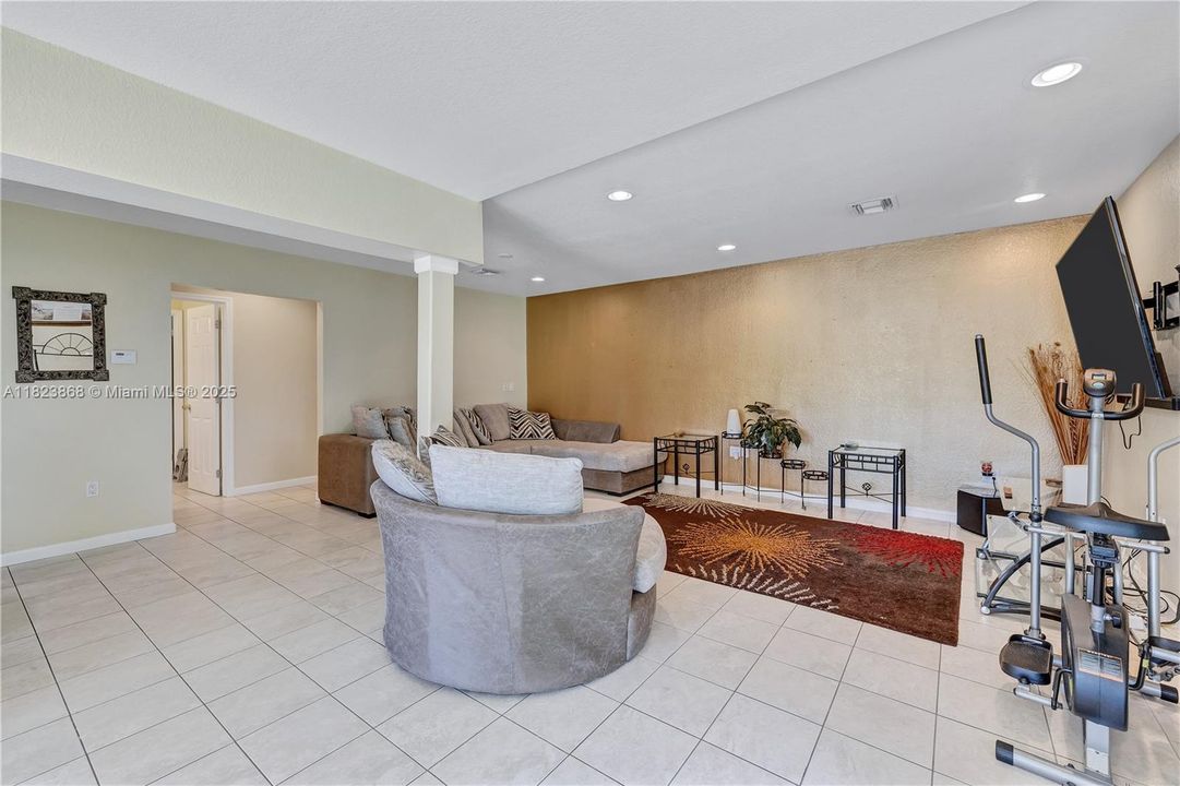 Recently Sold: $625,000 (4 beds, 2 baths, 2532 Square Feet)