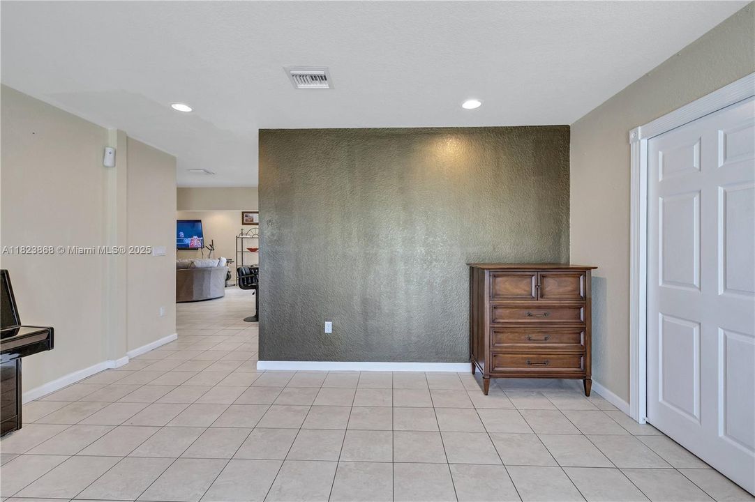 Recently Sold: $625,000 (4 beds, 2 baths, 2532 Square Feet)