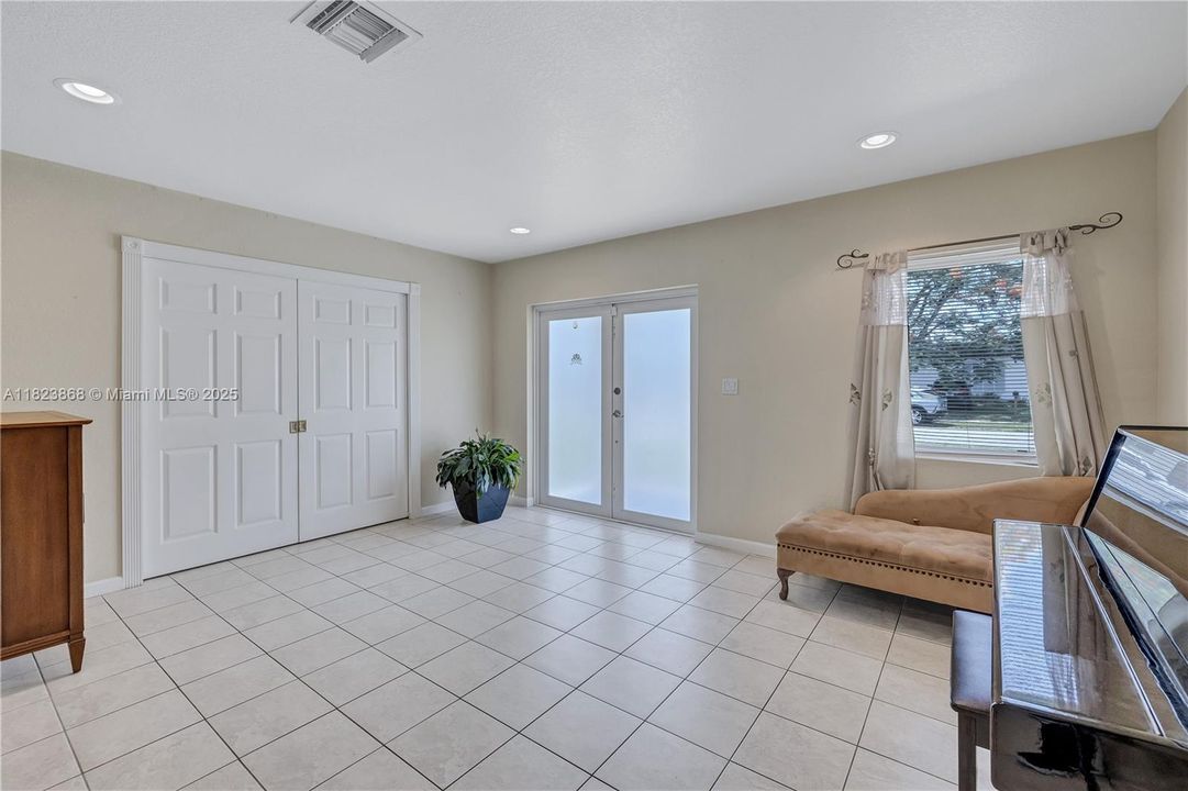 Recently Sold: $625,000 (4 beds, 2 baths, 2532 Square Feet)