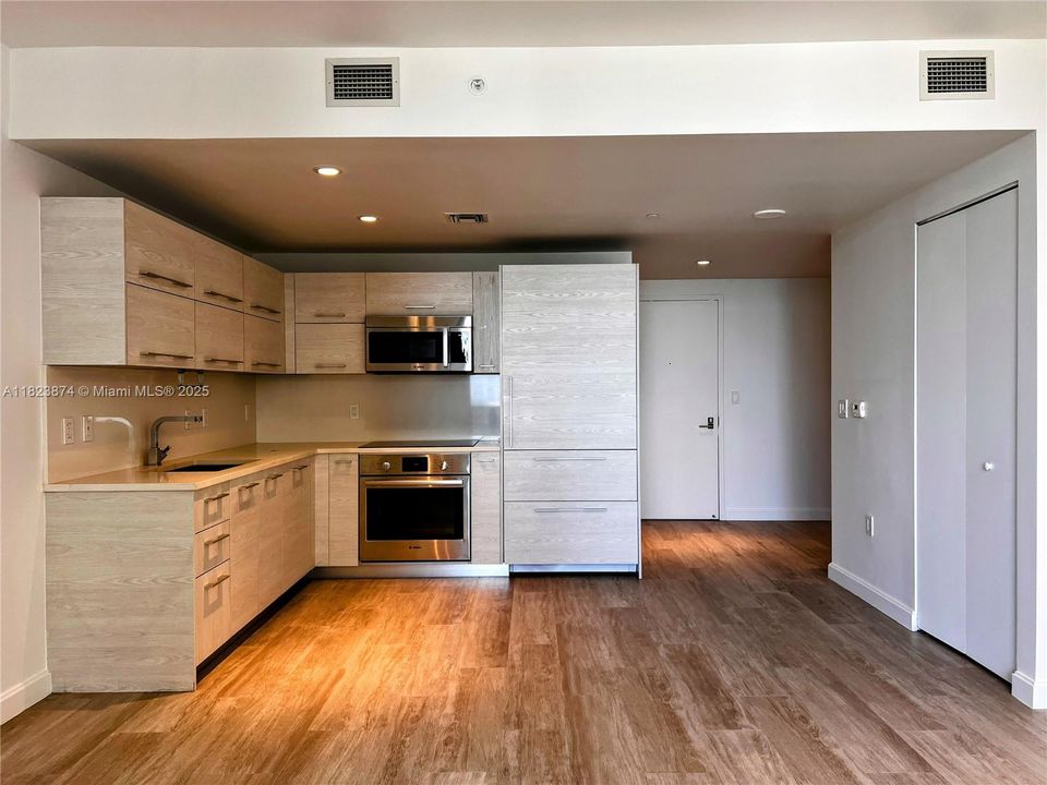 Vendido Recientemente: $599,000 (1 camas, 2 baños, 792 Pies cuadrados)