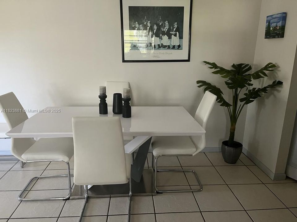 Под контрактом: $1,850 (1 спален, 1 ванн, 700 Квадратных фут)