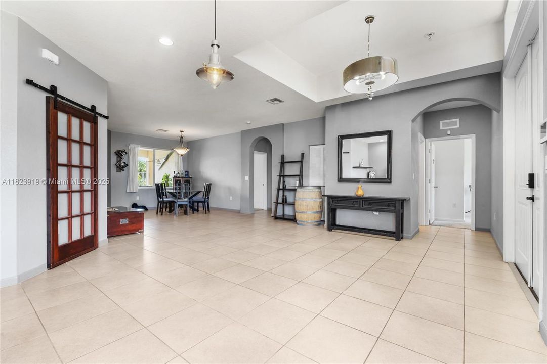 Под контрактом: $885,000 (4 спален, 3 ванн, 2722 Квадратных фут)