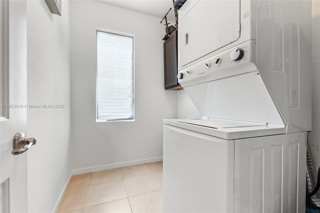 Под контрактом: $885,000 (4 спален, 3 ванн, 2722 Квадратных фут)