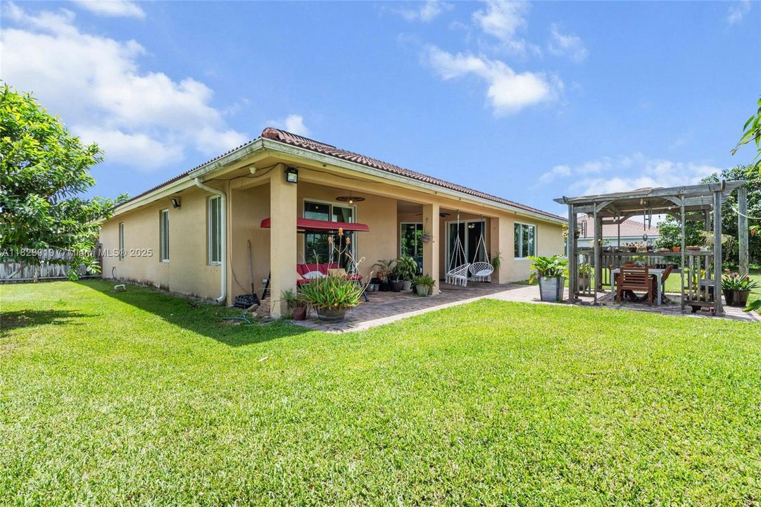 Под контрактом: $885,000 (4 спален, 3 ванн, 2722 Квадратных фут)