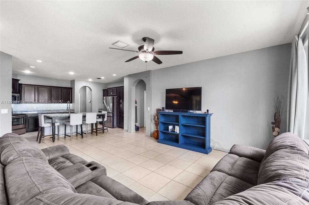 Под контрактом: $885,000 (4 спален, 3 ванн, 2722 Квадратных фут)