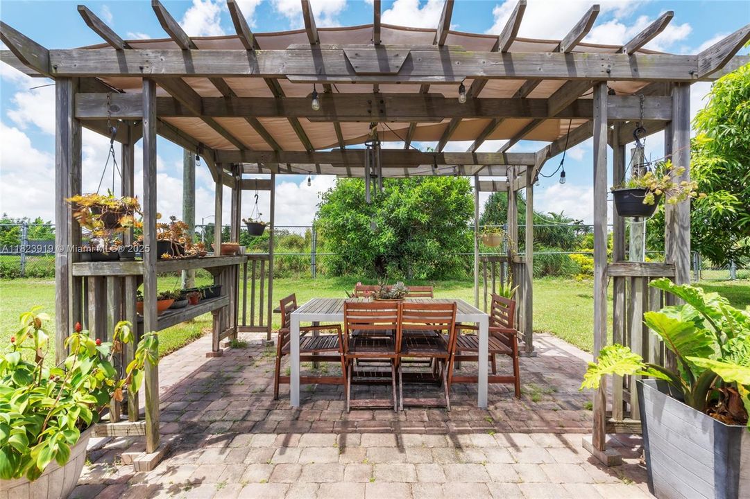 Под контрактом: $885,000 (4 спален, 3 ванн, 2722 Квадратных фут)