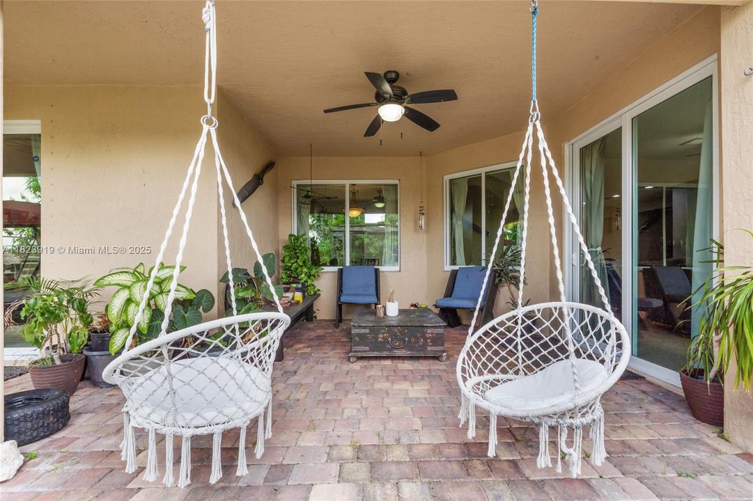 Под контрактом: $885,000 (4 спален, 3 ванн, 2722 Квадратных фут)