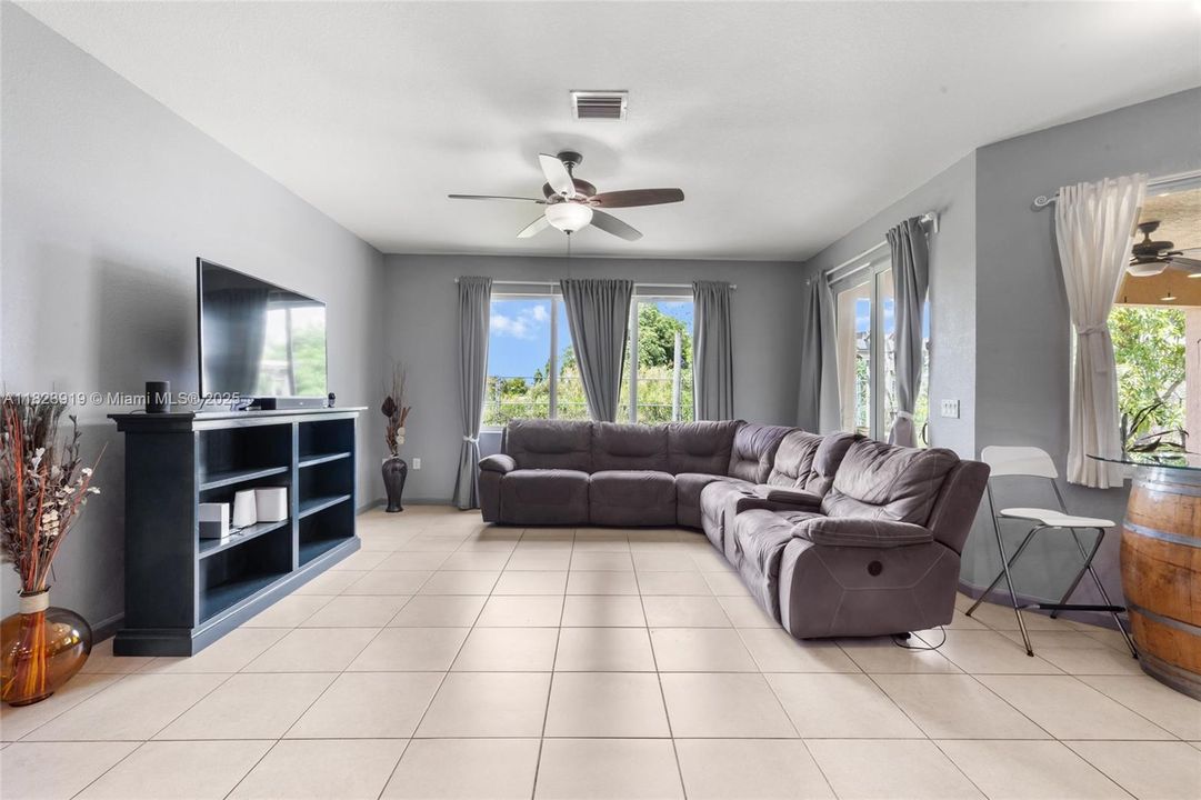 Под контрактом: $885,000 (4 спален, 3 ванн, 2722 Квадратных фут)