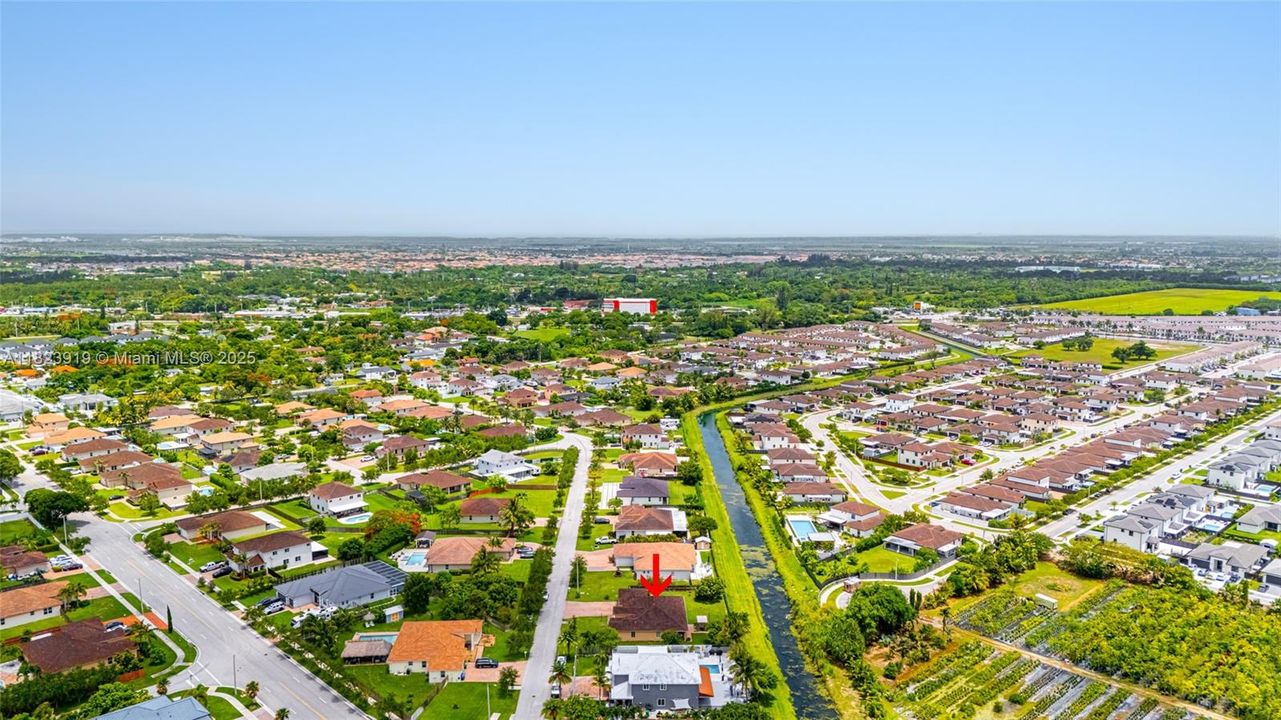 Под контрактом: $885,000 (4 спален, 3 ванн, 2722 Квадратных фут)