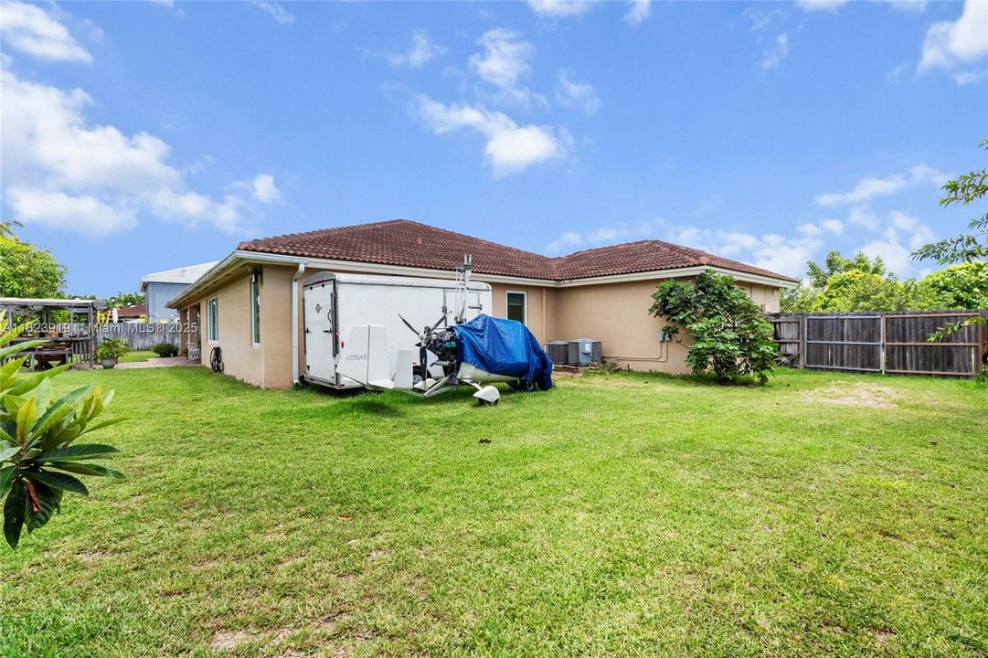 Под контрактом: $885,000 (4 спален, 3 ванн, 2722 Квадратных фут)