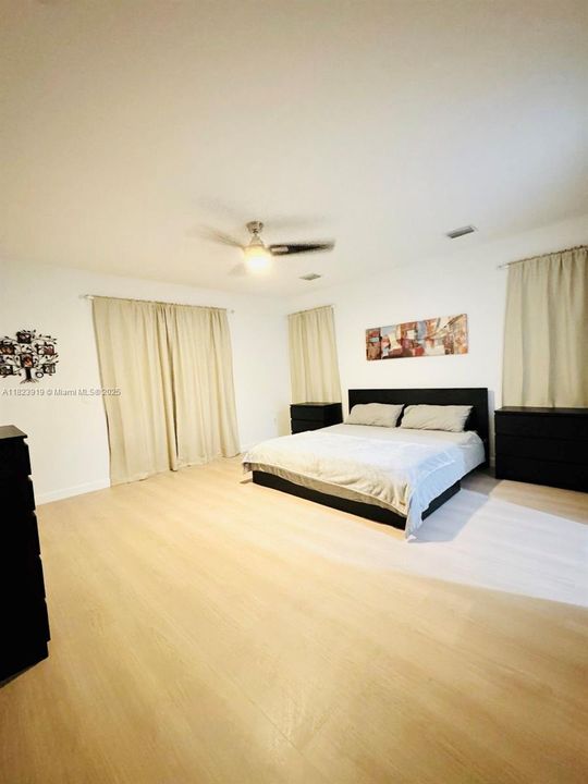 Под контрактом: $885,000 (4 спален, 3 ванн, 2722 Квадратных фут)