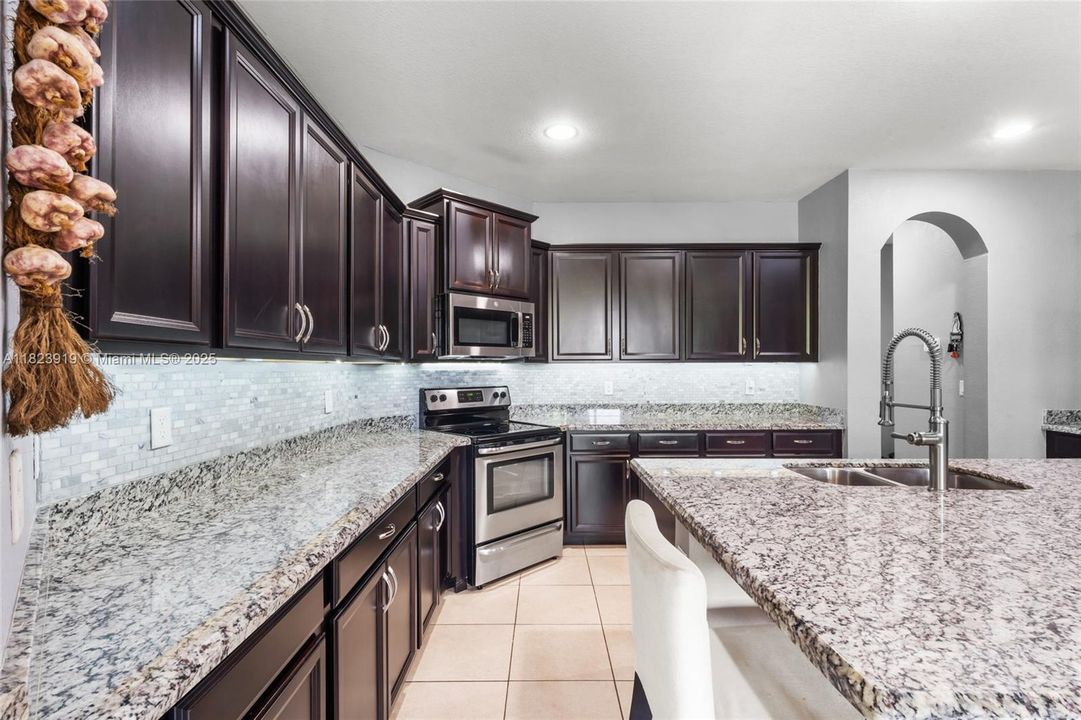 Под контрактом: $885,000 (4 спален, 3 ванн, 2722 Квадратных фут)