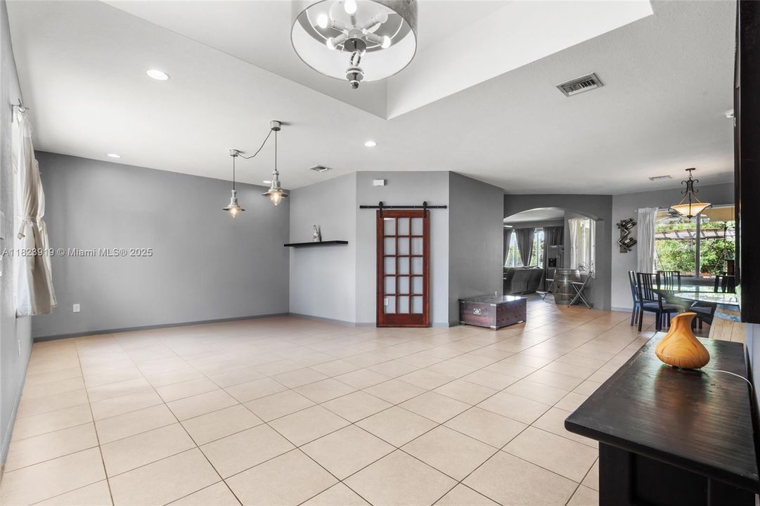 Под контрактом: $885,000 (4 спален, 3 ванн, 2722 Квадратных фут)