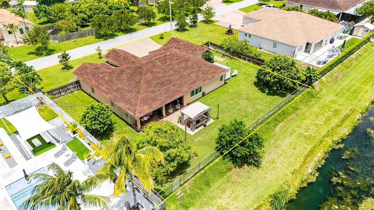 Под контрактом: $885,000 (4 спален, 3 ванн, 2722 Квадратных фут)