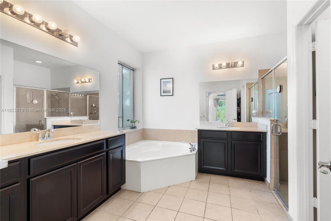 Под контрактом: $885,000 (4 спален, 3 ванн, 2722 Квадратных фут)