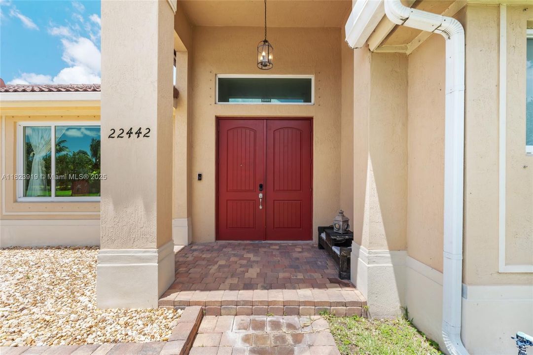 Под контрактом: $885,000 (4 спален, 3 ванн, 2722 Квадратных фут)