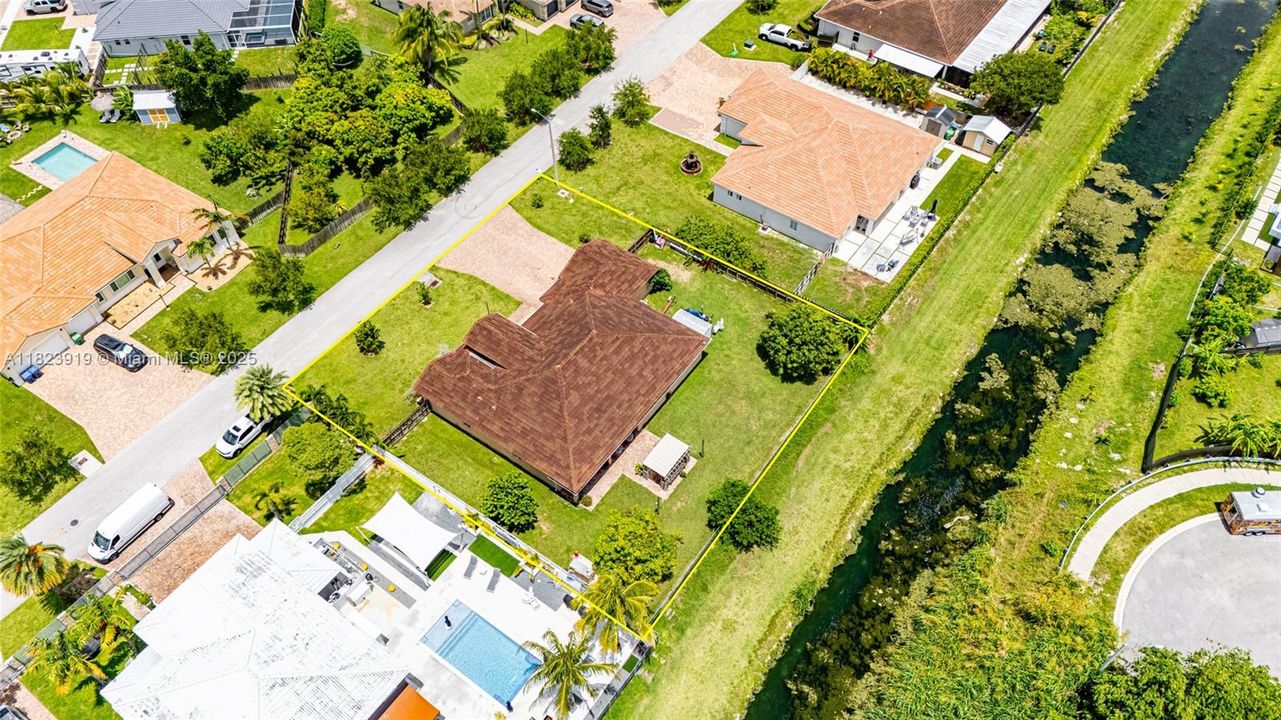 Под контрактом: $885,000 (4 спален, 3 ванн, 2722 Квадратных фут)