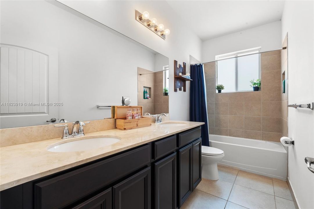 Под контрактом: $885,000 (4 спален, 3 ванн, 2722 Квадратных фут)