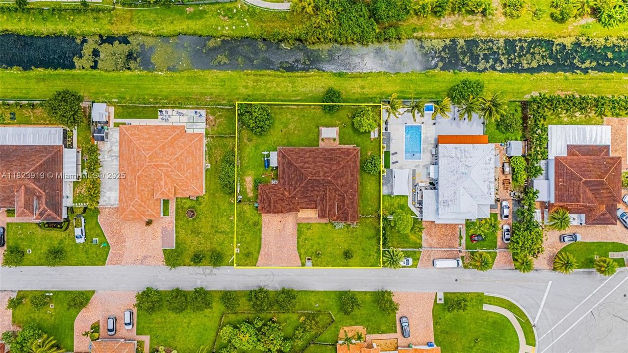 Под контрактом: $885,000 (4 спален, 3 ванн, 2722 Квадратных фут)