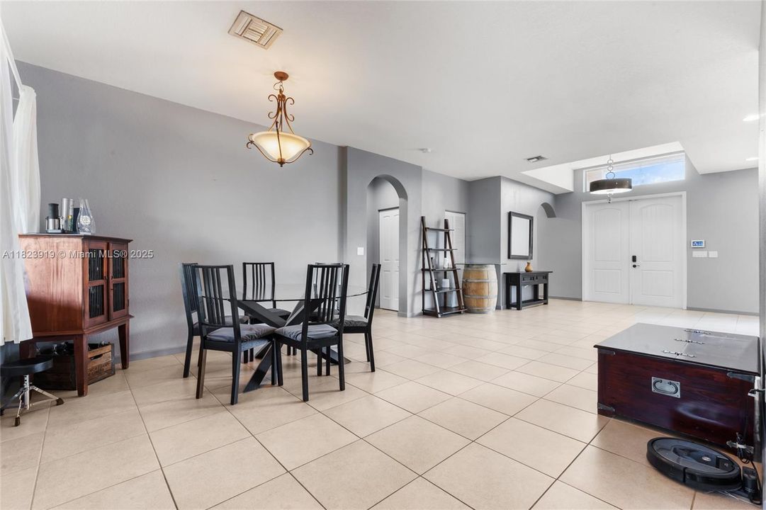 Под контрактом: $885,000 (4 спален, 3 ванн, 2722 Квадратных фут)