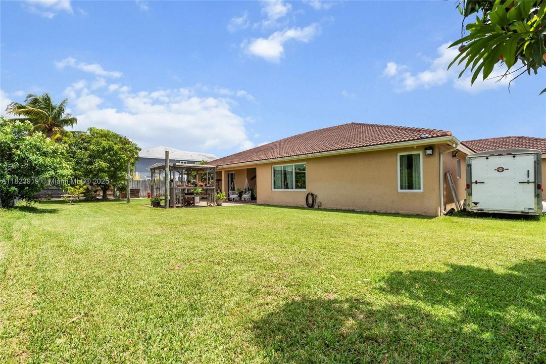 Под контрактом: $885,000 (4 спален, 3 ванн, 2722 Квадратных фут)