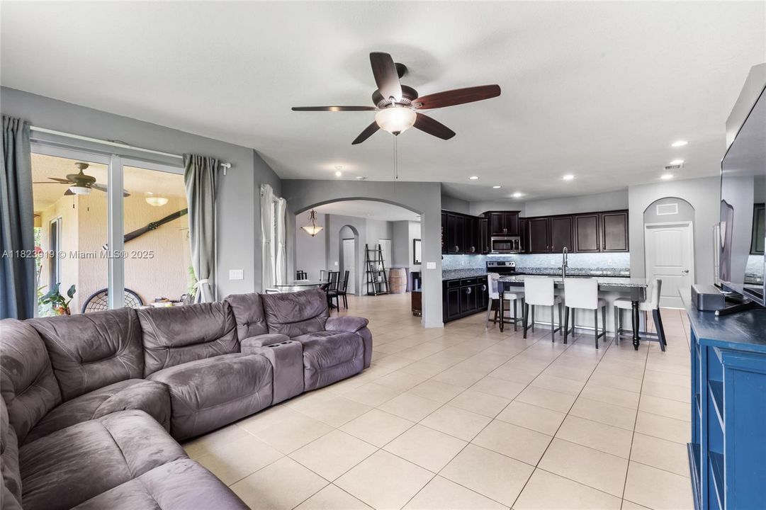 Под контрактом: $885,000 (4 спален, 3 ванн, 2722 Квадратных фут)