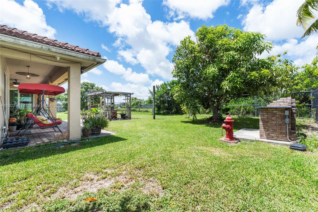 Под контрактом: $885,000 (4 спален, 3 ванн, 2722 Квадратных фут)