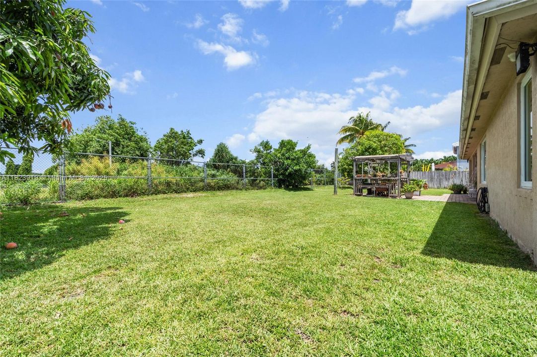 Под контрактом: $885,000 (4 спален, 3 ванн, 2722 Квадратных фут)