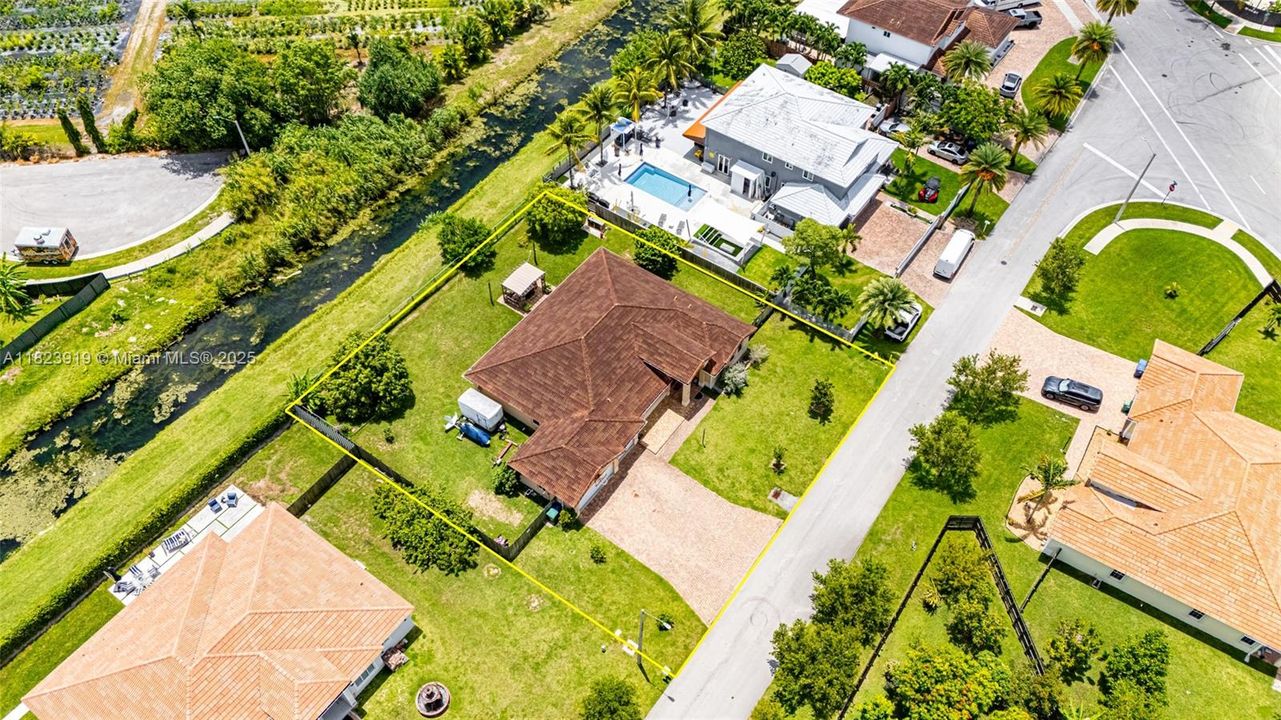 Под контрактом: $885,000 (4 спален, 3 ванн, 2722 Квадратных фут)