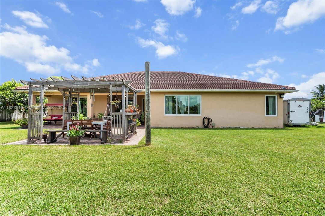 Под контрактом: $885,000 (4 спален, 3 ванн, 2722 Квадратных фут)