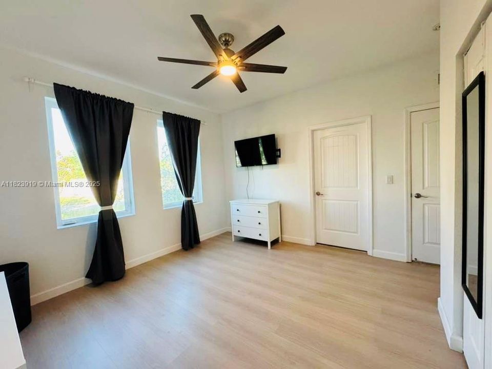 Под контрактом: $885,000 (4 спален, 3 ванн, 2722 Квадратных фут)