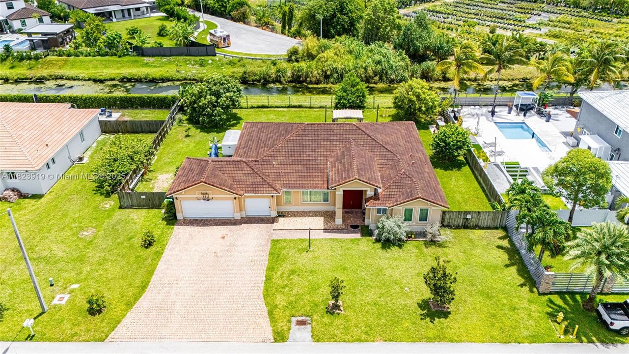 Под контрактом: $885,000 (4 спален, 3 ванн, 2722 Квадратных фут)