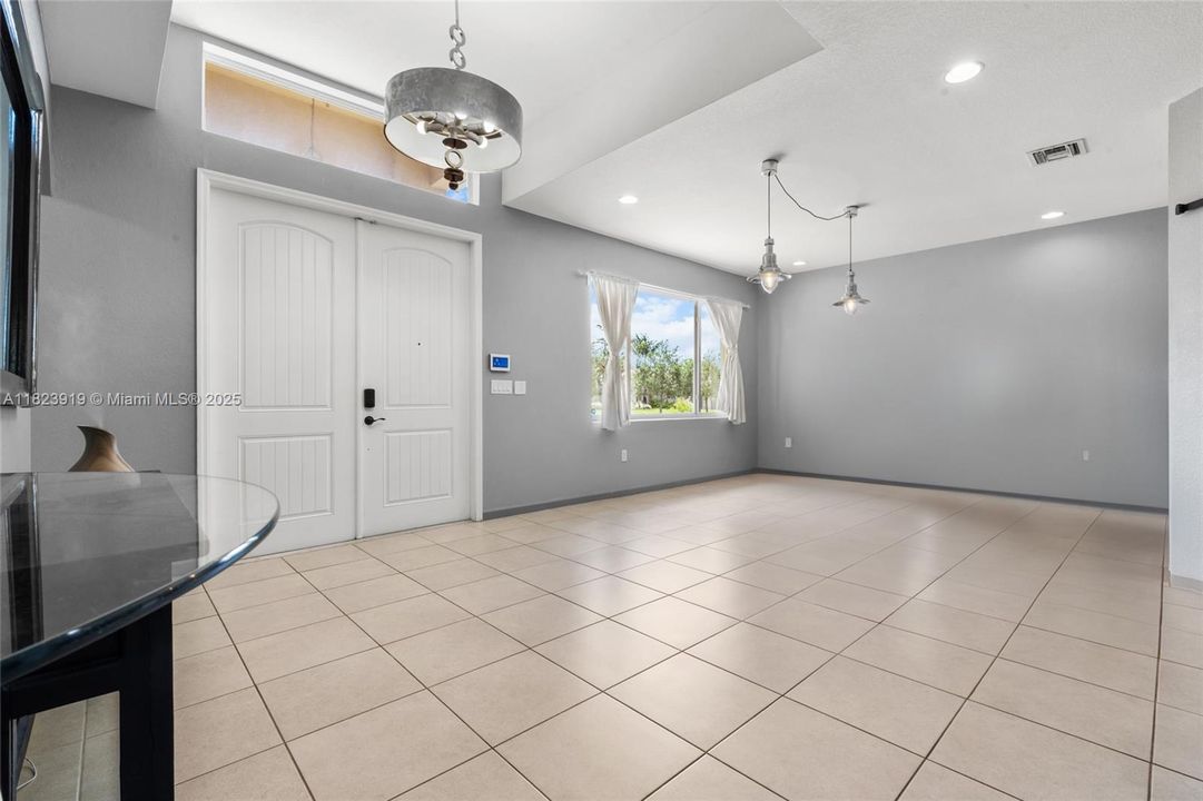 Под контрактом: $885,000 (4 спален, 3 ванн, 2722 Квадратных фут)