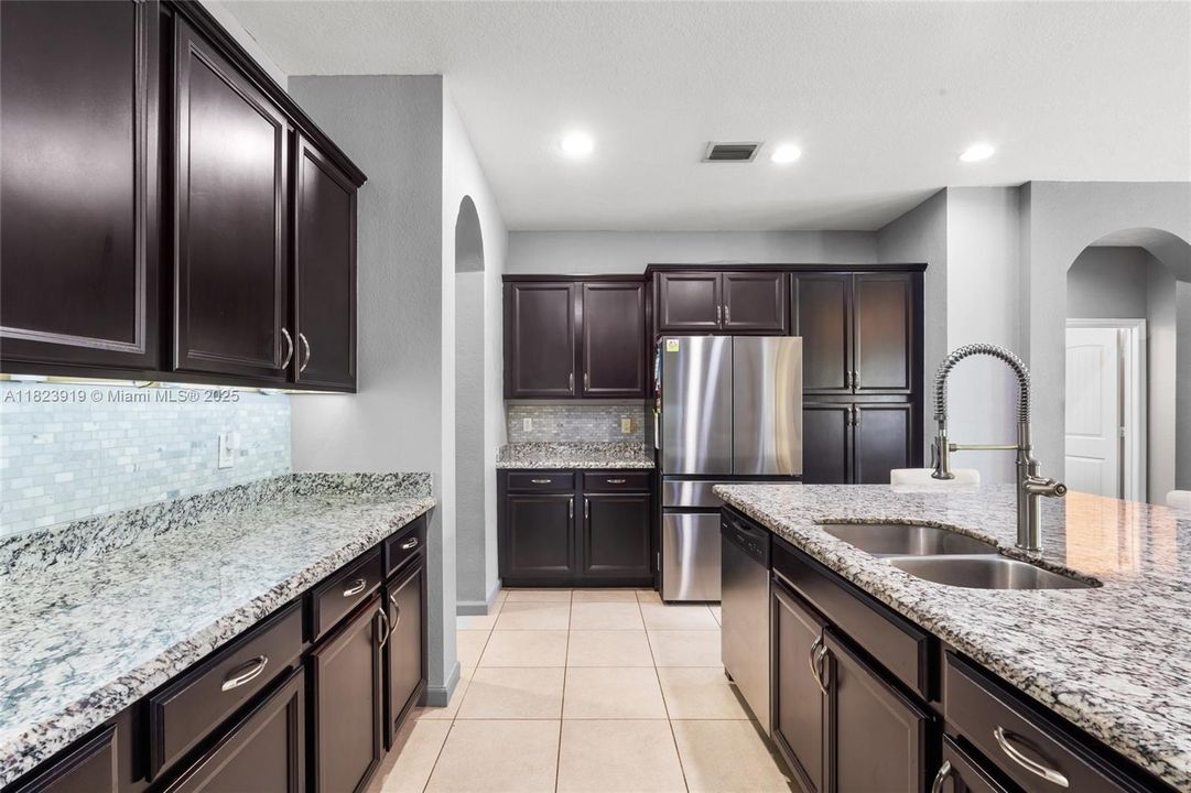 Под контрактом: $885,000 (4 спален, 3 ванн, 2722 Квадратных фут)