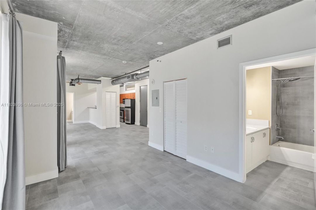 最近售出: $369,000 (1 贝兹, 1 浴室, 835 平方英尺)