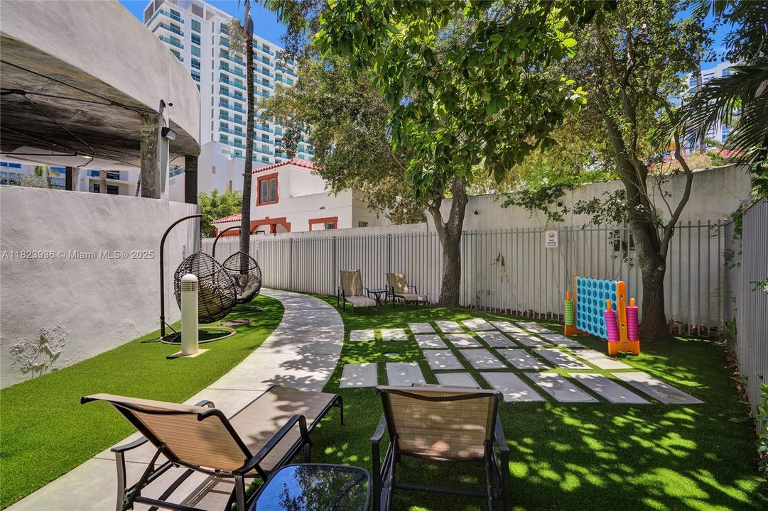 最近售出: $369,000 (1 贝兹, 1 浴室, 835 平方英尺)