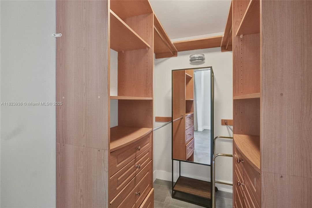 最近售出: $369,000 (1 贝兹, 1 浴室, 835 平方英尺)