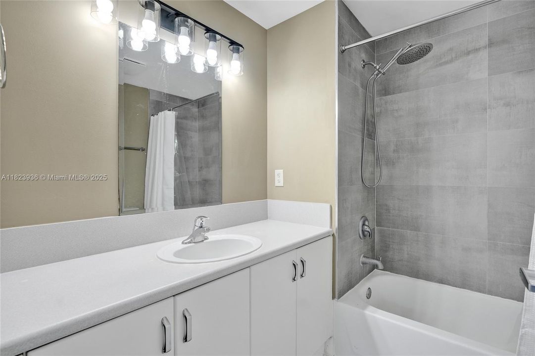 最近售出: $369,000 (1 贝兹, 1 浴室, 835 平方英尺)