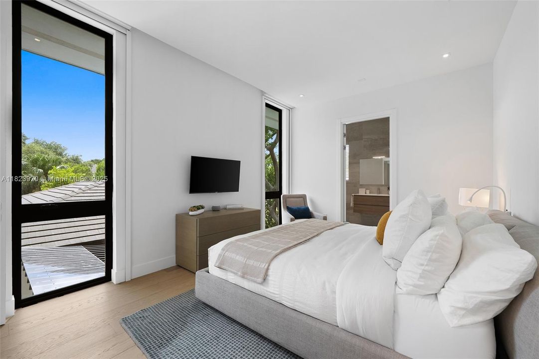 合同活跃: $8,900,000 (7 贝兹, 7 浴室, 7184 平方英尺)