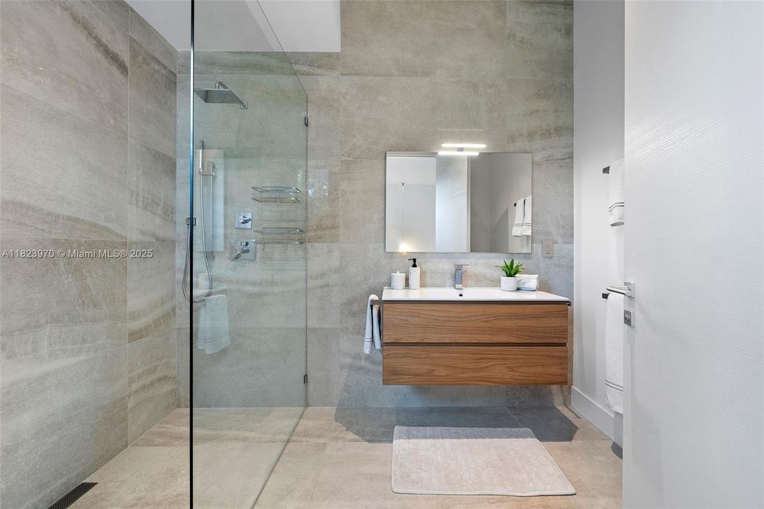 合同活跃: $8,900,000 (7 贝兹, 7 浴室, 7184 平方英尺)