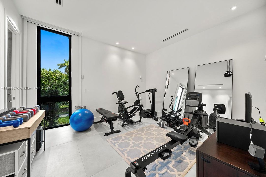 合同活跃: $8,900,000 (7 贝兹, 7 浴室, 7184 平方英尺)