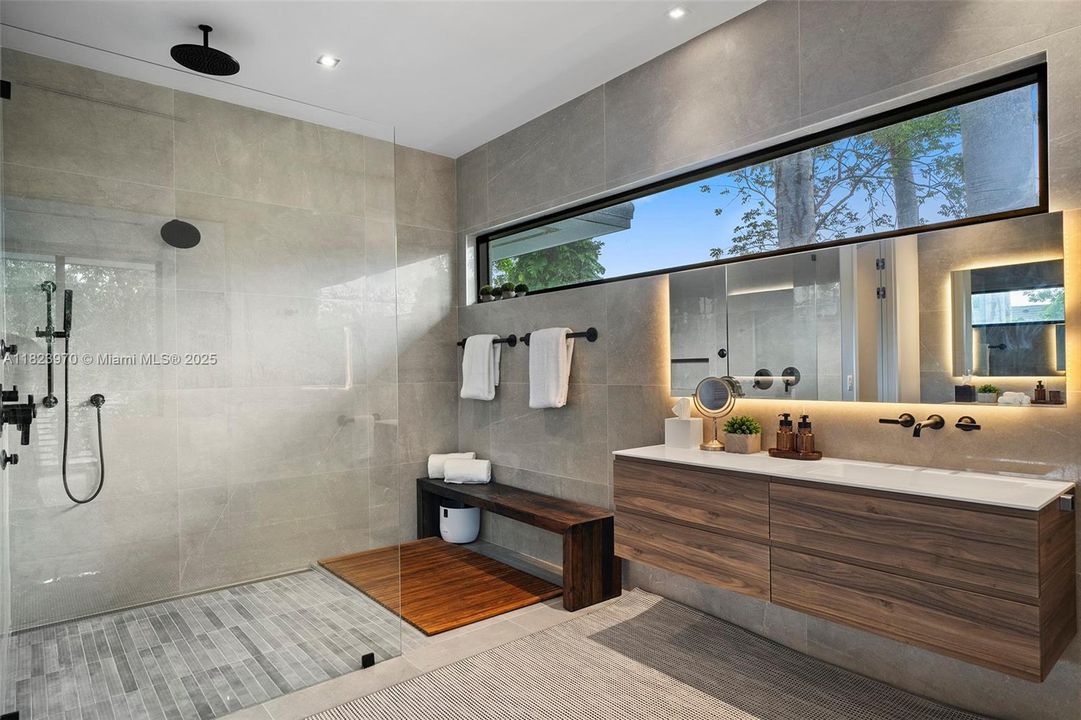 合同活跃: $8,900,000 (7 贝兹, 7 浴室, 7184 平方英尺)