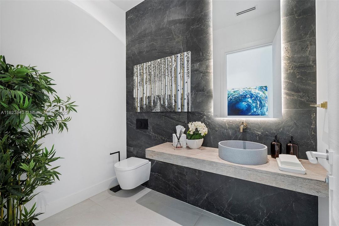 合同活跃: $8,900,000 (7 贝兹, 7 浴室, 7184 平方英尺)