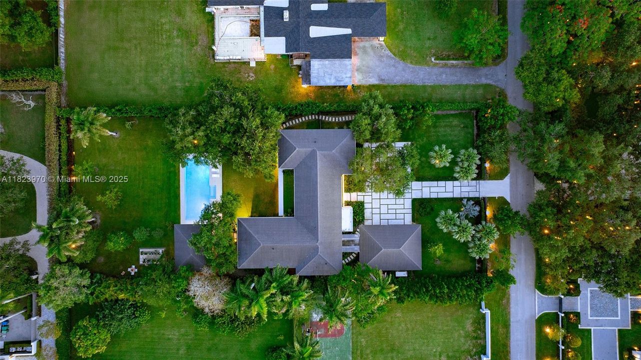 合同活跃: $8,900,000 (7 贝兹, 7 浴室, 7184 平方英尺)