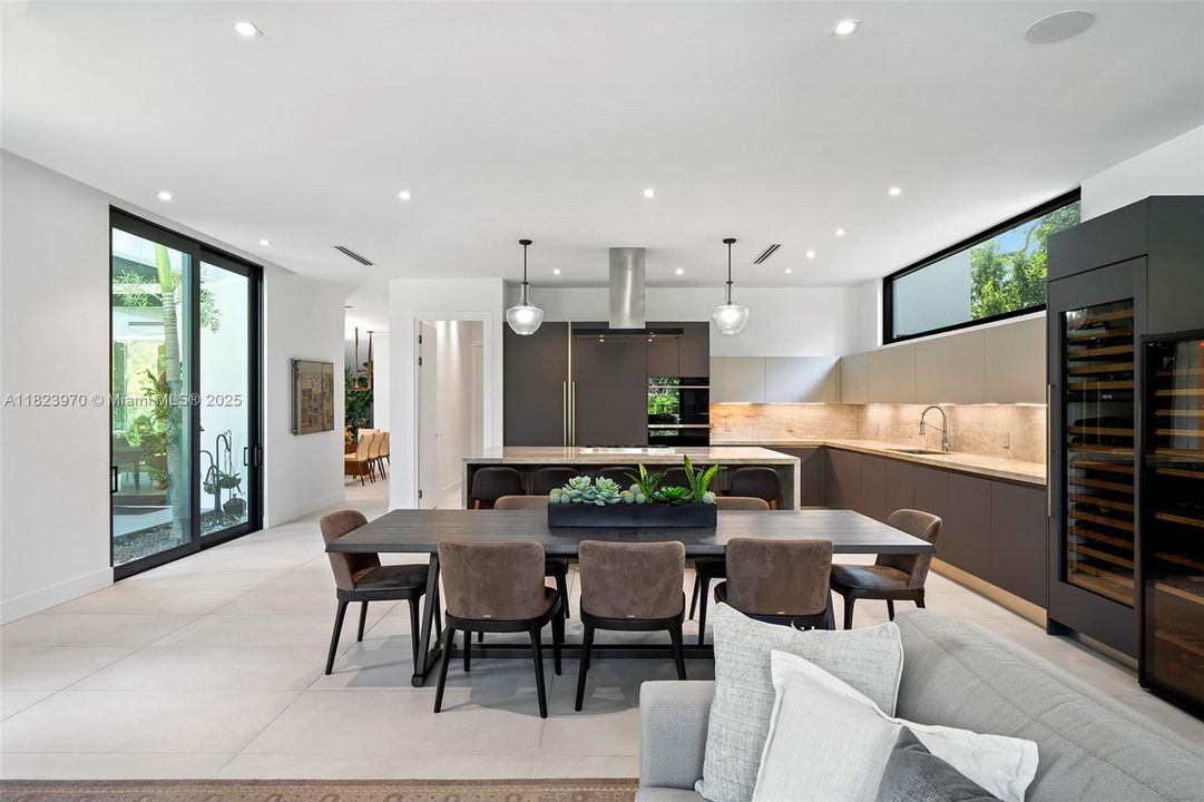 合同活跃: $8,900,000 (7 贝兹, 7 浴室, 7184 平方英尺)