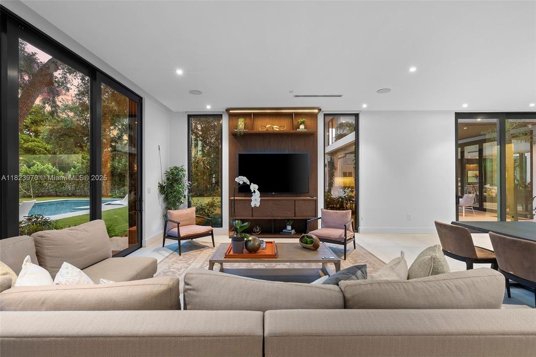 合同活跃: $8,900,000 (7 贝兹, 7 浴室, 7184 平方英尺)