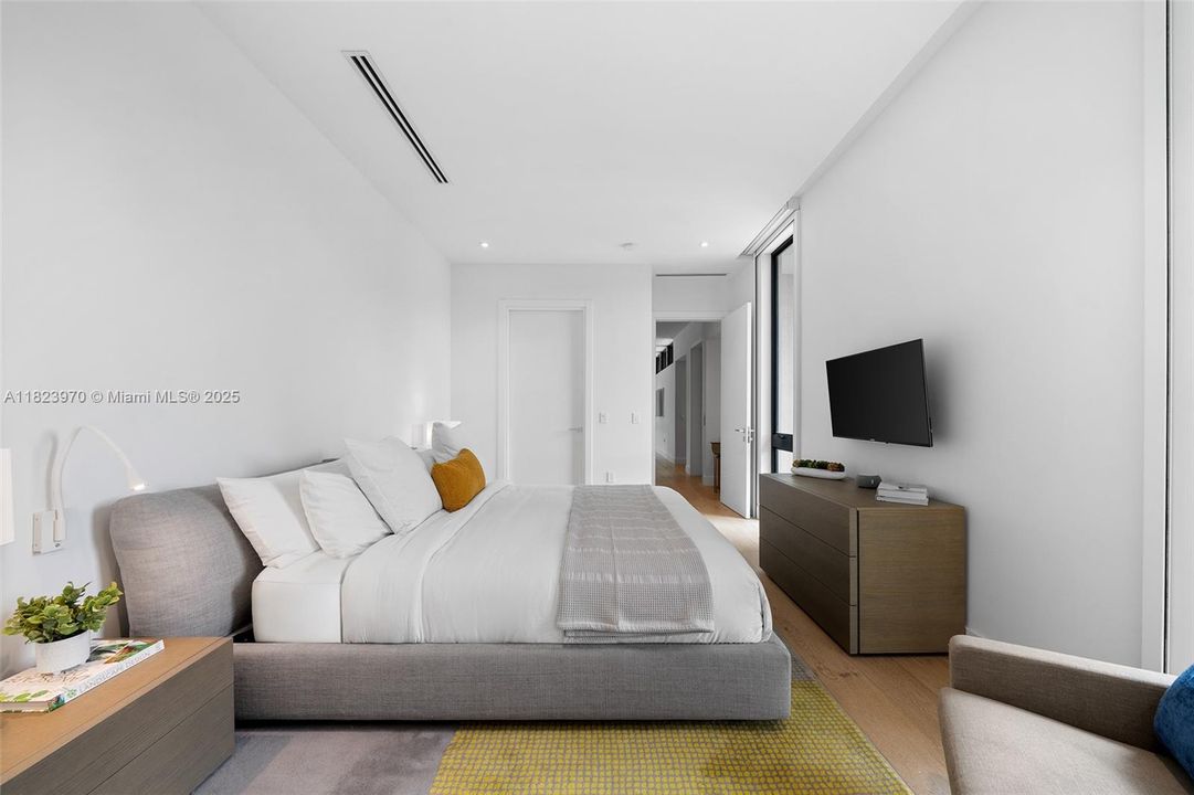 合同活跃: $8,900,000 (7 贝兹, 7 浴室, 7184 平方英尺)