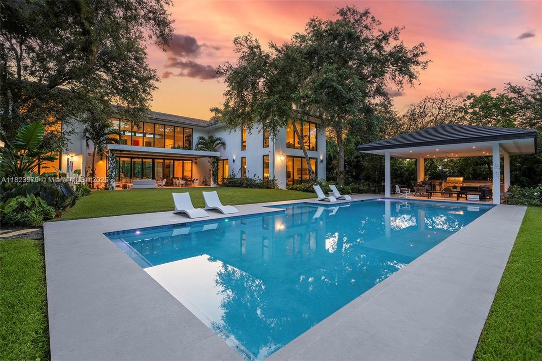 合同活跃: $8,900,000 (7 贝兹, 7 浴室, 7184 平方英尺)