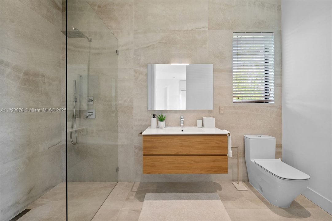 合同活跃: $8,900,000 (7 贝兹, 7 浴室, 7184 平方英尺)