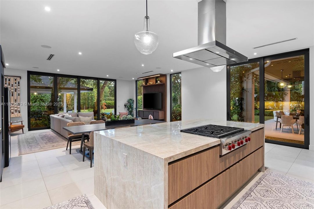 合同活跃: $8,900,000 (7 贝兹, 7 浴室, 7184 平方英尺)